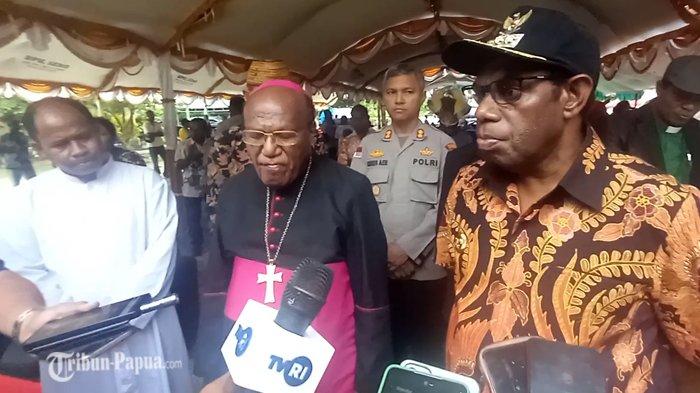 Tampak Mrg Yanuarius Theofilus Matopai You saat didampingi Bupati Piter Gusbager dan para Pastor di Kabupaten Keerom, Papua.