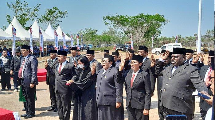 Pj Gubernur Papua Selatan Apolo Safanpo saat melantik 21 kepala dinas baru di Pemprov Papua Selatan.