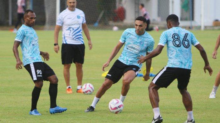 Pemain baru PSBS Biak Jaime Xavier (tengah) saat berlatih bersama pemain lainnya di Lapangan sepak bola Trisakti, Kuta, Bali, selasa (13/8/2024).