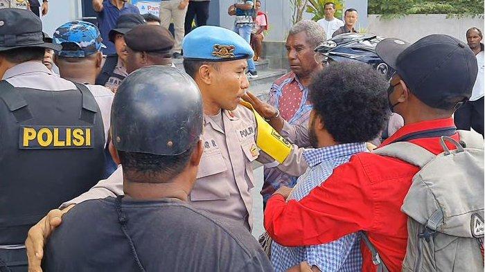 Polisi saat mengamankan massa yang menggelar aksi demo menjelang pelantikan anggota Majelis Rakyat Papua Barat Daya (MRP) periode 2023-2028 di sebuah hotel ternama di Kota Sorong, Papua Barat, Kamis (14/12/2023).