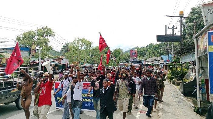 Punggawa KNPB saat turun aksi demo tolak program transmigrasi di Jayapura, Papua, Jumat (15/11/2024).