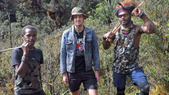Kelompok Kriminal Bersenjata (KKB) pimpinan Egianus Kogoya kembali menyebar foto dan video kondisi Susi Air Capten Philip Mark Mehrtens.