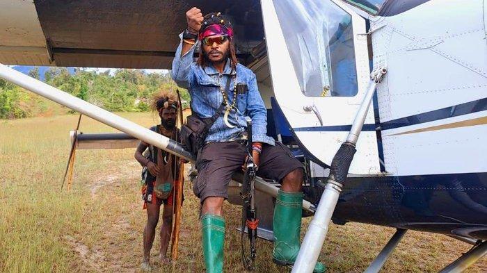 Pimpinan Kelompok Kriminal Bersenjata (KKB), Egianus Kogoya saat berfoto di pesawat Susi Air di Lapangan Terbang Paro, Distrik Paro, Kabupaten Nduga, Papua Pegunungan.