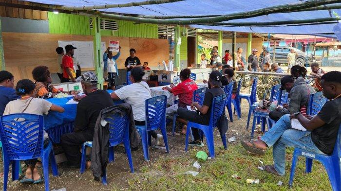 Suasana saat warga RT 04, Kampung Sanoba, Distrik Nabire, Kabupaten Nabire, Papua Tengah, saat mengikuti proses perhitungan surat suara di TPS 05, pada 14 Februari 2024.