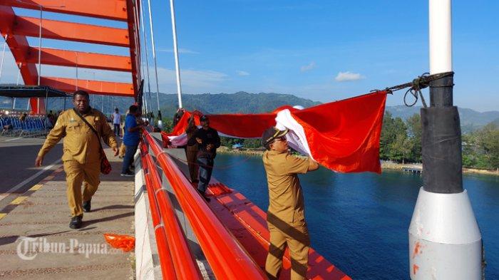 BREAKING NEWS: Bendera Merah Putih Dibentangkan di <a href='https://manado.tribunnews.com/tag/jembatan-youtefa' title='Jembatan Youtefa'>Jembatan Youtefa</a> <a href='https://manado.tribunnews.com/tag/jayapura' title='Jayapura'>Jayapura</a>