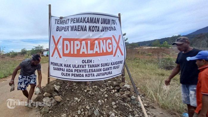 Pemilik hak ulayat Tempat Pemakaman Umum (TPU) Buper Waena yakni Suku Kaigere menutup jalan masuk ke lokasi tersebut tepat pukul 12.15 WIT.