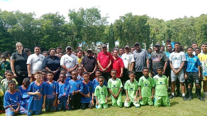 Ketua Asprov PSSI Papua 2022-2026 Benhur Tomi Mano foto bersama usai membuka kegiatan.