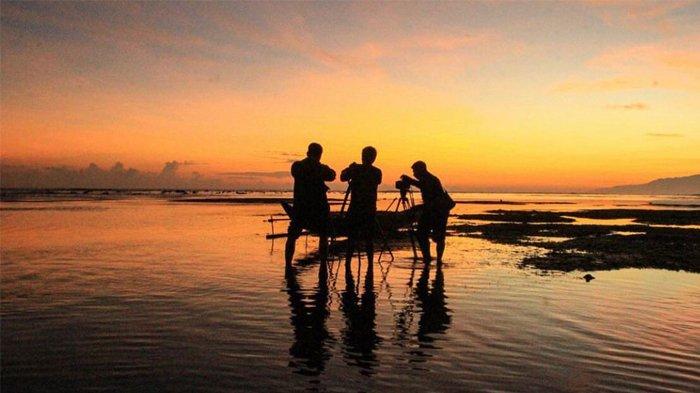 Pantai Base G satu diantara destinasi wisata yang terletak di Kota Jayapura atau tepatnya di Tanjung Ria, Distrik Jayapura Utara, Papua.