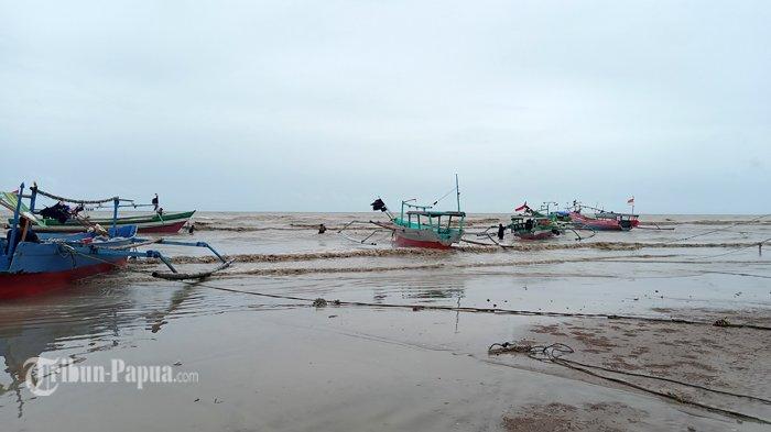 TIDAK MELAUT - Tampak perahu nelayan ditambatkan di Pantai Lampu Satu Merauke akibat cuaca buruk.