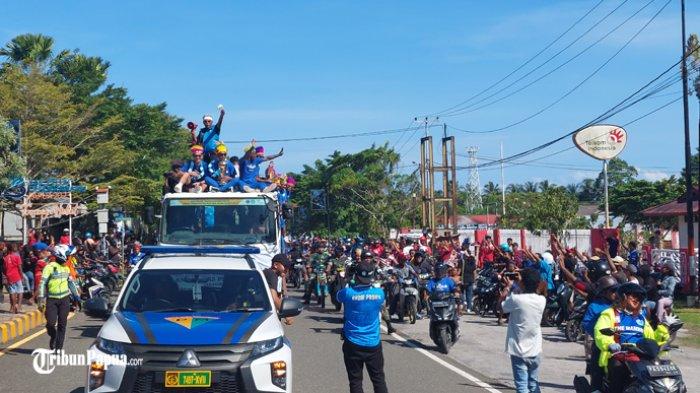 Ribuan warga membanjiri Jalan Yos Sudarso yang merupakan akses Bandara Frans Kaisepo, Distrik Biak Kota, Sabtu (16/3/2024) sore.