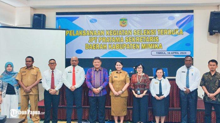 Foto bersama Pj Sekda Mimika, Ida Wahyuni bersama empat calon Sekda defenitif Mimika di Hotel Horison Ultima, Selasa (16/4/2024).