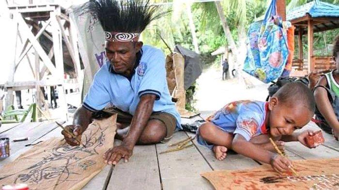 LUKISAN KULIT KAYU - Corry Ohee (51) mengajar cucunya melukis di atas kulit kayu. Momen PON XX 2021 dimanfaatkan masyarakat Asei Pulau memperkenalkan budaya Sentani Timur yaitu lukisan di atas kulit kayu.