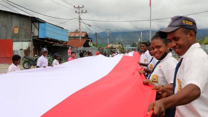 Pembentangan Bendera Merah Putih dalam rangka HUT ke-78 Kemerdekaan Republik Indonesia, bertempat di Depan Tugu Salib Wamena, Jalan Yos Sudarso, Distrik Wamena, Kabupaten Jayawijaya, Provinsi Papua Pegunungan, Selasa (15/8/2023).