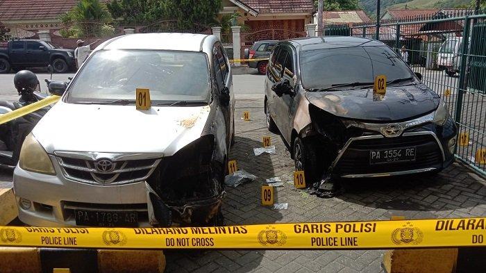 Tampak dua mobil milik Kantor Media Jubi yang menjadi korban lemparan bom molotov