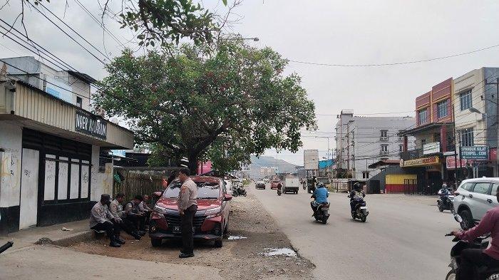 PENGAMANAN- Anggota Polres Jayapura sedang berjaga untuk mengamankan aksi damai tolak program Makan Bergizi Gratis (MBG) dari Solidaritas Pelajar West Papua (SPWP) se- Jayapura di jalan masuk Pos VII Sentani, Distrik Sentani, Kabupaten Jayapura, Papua, Senin (17/2/2025). Foto: TRIBUN-PAPUA.COM/PUTRI NURJANNAH KURITA