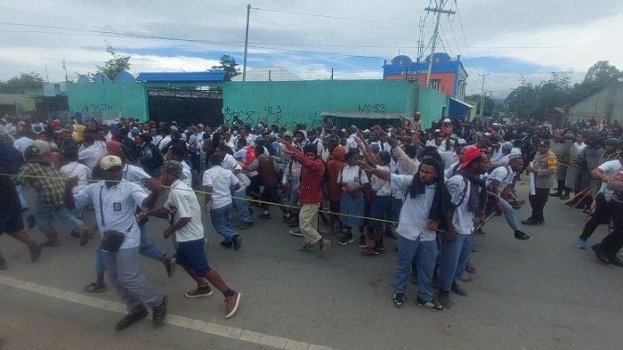 DEMONSTRASI SISWA SMA DAN SMP DIBUBARKAN : Suasana saat aparat kepolisian membubarkan paksa siswa sma dan smp di Jalan Raya utama Hom- Hom depan jalan masuk Kampus II Yapis Wamena, Kabupaten Jayawijaya, Papua Pegunungan, Senin, (17/2/2025). Foto : Tribun-papua.com/Noel Iman Untung Wenda