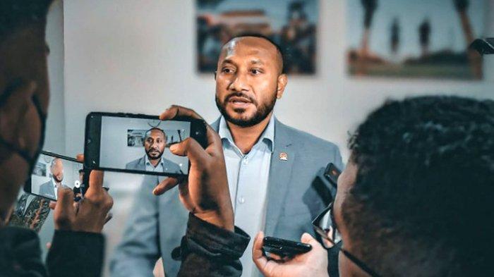 Manajer Persipura Jayapura, Yan Mandenas saat memberikan keterangan pers terkait somasi yang dilayangkan untuk PSSI di Gedung DPR RI, Kompleks Parlemen, Senayan, Jakarta, Selasa (17/1/2023).