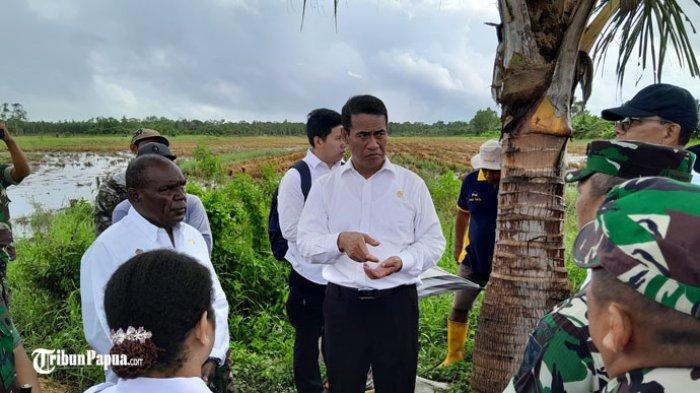 Menteri Pertanian Republik Indonesia, Andi Amran Sulaeman melakukan peninjauan sistem pompa air di Distrik Tanah Miring, Merauke, Papua Selatan, Rabu (17/4/2024).