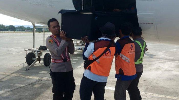 Jenazah Bripda Oktavianus Buara, korban penganiayaan oleh Orang Tak Dikenal (OTK) di Yahukimo Papua Pegunungan tiba di Jayapura, Kabupaten Jayapura, Provinsi Papua, Selasa (16/4/2024) sore.