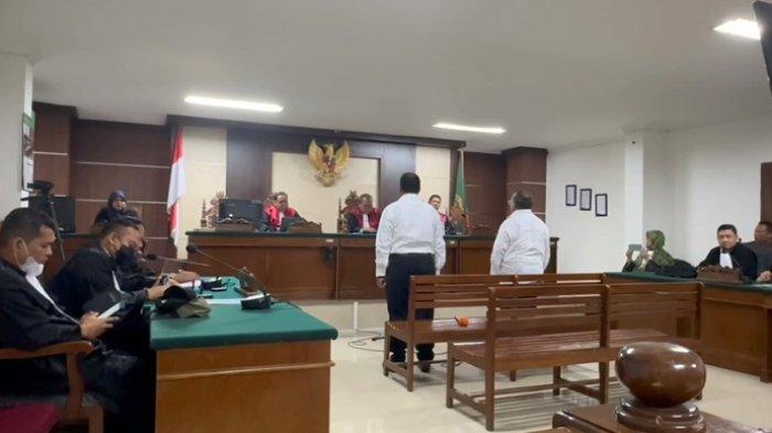 Bupati Mimika nonaktif, Eltinus Omaleng, divonis bebas di Pengadilan Negeri Makasar, Senin (17/7/2023) sore. Diketahui, Eltinus Omaleng merupakan terdakwa korupsi pembangunan gereja.