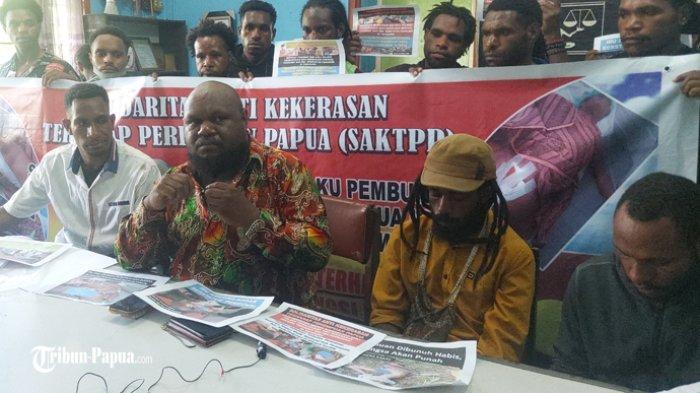 Direktur LBH Papua Emanuel Gobai ditemani keluargga Kobaran saat memberikan keterangan pers, di Kantor LBH Tanah Hitam, Kota Jayapura Papua, Selasa, (17/10/2023).