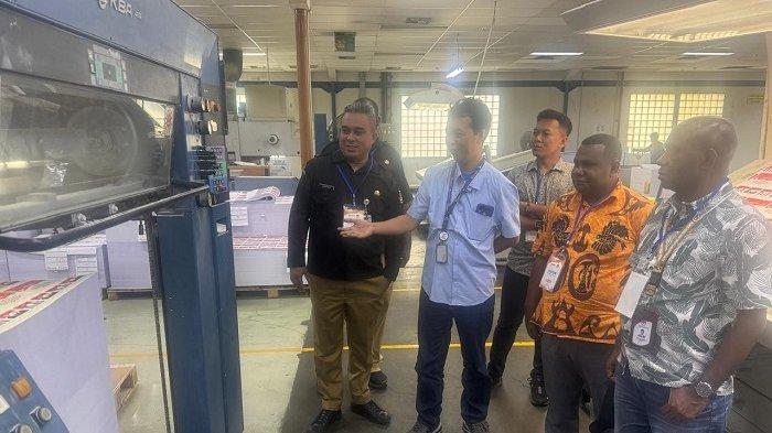 Bawaslu Yapen Bersama KPU saat meninjau secara langsung proses percetakan Logistik Pilkada 2024, di PT. Gramedia Cikarang Delta Silicon Industrial Park, Bekasi-Jawa Barat belum lama ini.