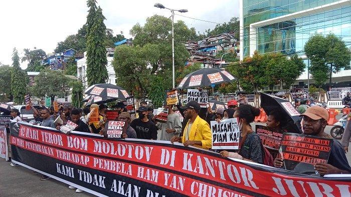 Suasana aksi demo damai jurnalis dan pekerja HAM di Papua mendesak Polda Papua ungkap kasus pelempar bom di Kantor Redaksi Media Jubi di Jayapura. Aksi berjalan aman dan lancar di depan Polda Papua, di Jalan Samratulangi, Distrik Jayapura Utara, Kota Jayapura
