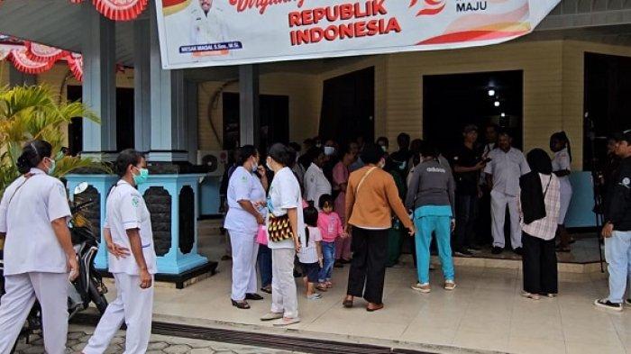 Tampak puluhan tenaga kesehatan RSUD Nabire geruduk kantor keuangan Nabire, untuk pertanyakan insentif triwulan ke II mereka.