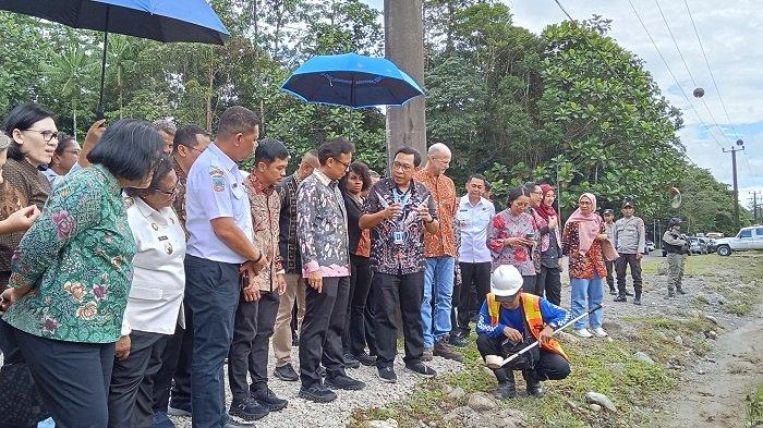 Menkes Republik Indonesia, Budi Gunandi Sadikin dan rombongan saat melihat petugas malaria control saat mengontrol jentik nyamuk di Kuala Kencana, PTFI. (Foto: Kristina Rejang).