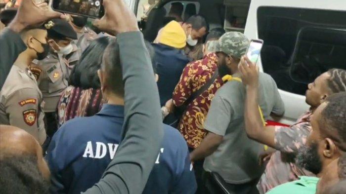 TANGKAPAN LAYAR - Lukas Enembe (topi kupluk kuning) saat dimasukkan ke mobil ambulans KPK, Lukas Enembe dibawa menggunakan kursi roda, didampingi kuasa hukum dan keluarga.