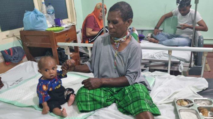 Maleaki Ahayon, bayi laki-laki berusia 1 tahun 3 bulan itu divonis gizi buruk sejak lahir dan kini mendapat penanganan intensif di RSUD Abepura sejak 12 Februari 2024 lalu.