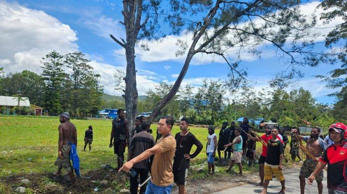 ILUSTRASI: Personel Polres Jayawijaya saat mengamankan satu orang terduga pelaku berinisial FM yang menjadi pemicu keributan di Wouma, yang
mengakibatkan satu honai yang dijadikan Posko Pemenangan PDI Perjuangan terbakar, Minggu (18/2/2024) siang.