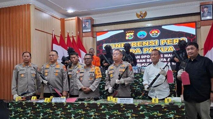 PENANGKAPAN ASKE MABEL-  Suasana Konferensi pers di Mako Brimob Polda Papua, Rabu (19/2/2025) sore tentang penangkapan Aske Mabel yang kini menjalani pemeriksaan dan penahanan di Mako Brimob Polda Papua perihal aksi penembakan yang dilakukannya selama menjadi pimpinan KKB wilayah Yalimo. Foto: Tribun-Papua.com/Amatus Huby