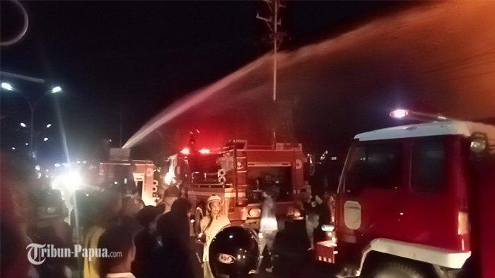 Deretakan kios berjumlah kurang lebih 6 unit di Jalan Yos Sudarso, RT 26, RW 08, Keluarahan Kamoro Jaya, Distrik Wania di lahap si jago merah (terbakar), Rabu (19/7/2023).