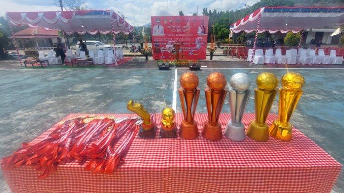 Sejumlah pialan yang dipersiapkan dalam pembukaan fastival seni dan olahraga di Lapangan Olahraga Kantor Otonom, Kotaraja, Jumat, (20/10/2023).