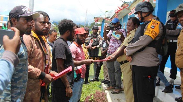 Pencari Kerja (Pencaker) Anak Negeri Mamberamo Tengah meminta BKD Pemerintah Kabupaten Mamberamo Tengah untuk priotitaskan anak negeri dalam penerimaan CPNS dan Formasi K2.