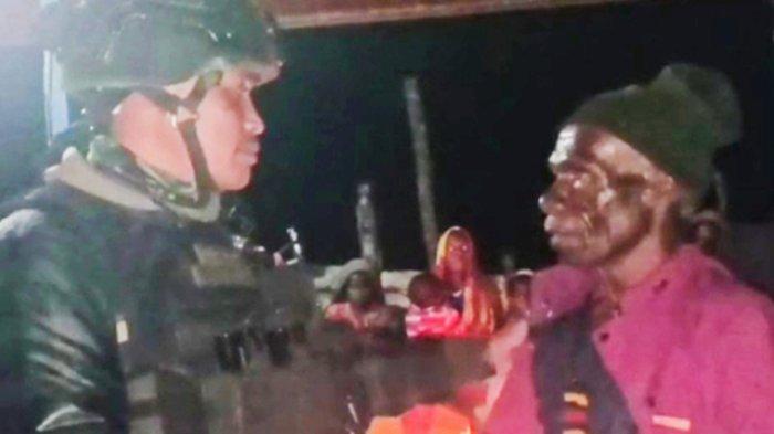 TANGKAPAN LAYAR - Seorang warga saat ditengkan oleh anggota Satgas Mobile Raider 300/BJW. Warga tersebut harus mengungsi ke pos Eromaga Satgas Mobile Raider 300/BJW karena adanya gangguan keamanan dari kelompok kriminal bersenjata (KKB) di Kampung Eronggobak, Distrik Omukia, Kabupaten Puncak, Papua Tengah.