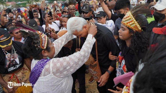Calon Presiden nomor urut 3, Ganjar Pranowo saat menerima cinderamata berupa tas noken dari relawan dan simpatisannya di Lapangan PTC Entrop, Kota Jayapura, Papua, Selasa (21/11/2023) sore.