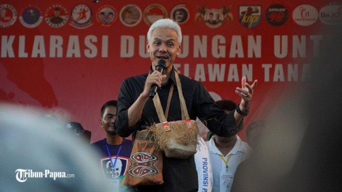 Calon Presiden nomor urut 3, Ganjar Pranowo saat menyapa para relawan dan simpatisannya di Lapangan PTC Entrop, Kota Jayapura, Papua, Selasa (21/11/2023) sore.