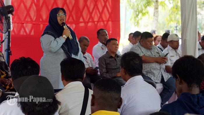 Direktur Rumah Aspirasi Sulaiman Hamzah, Fauzun Nihayah memberikan sambutan sebelum penyerahan bantuan 146 unit alsintan kepada kelompok tani di 30 Kampung pada 6 Distrik di Kantor Dinas Tanaman Pangan, Pertanian dan Hortikultura, Rabu (21/12/2022).