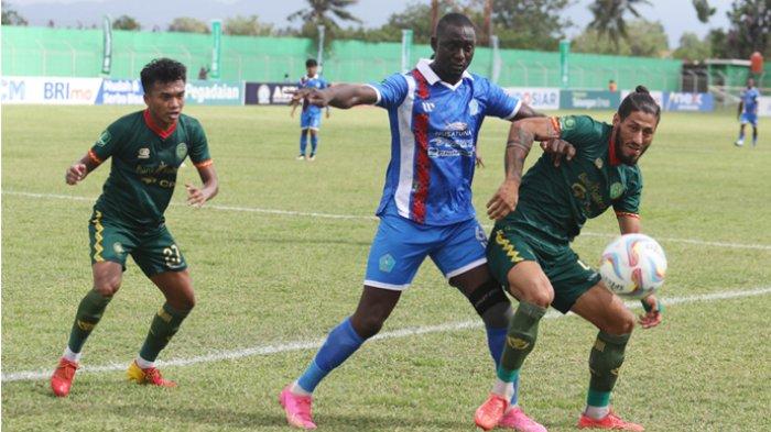 Mamadou Barry saat mendapat pengawalan ketat dari para pemain Persipal Palu.