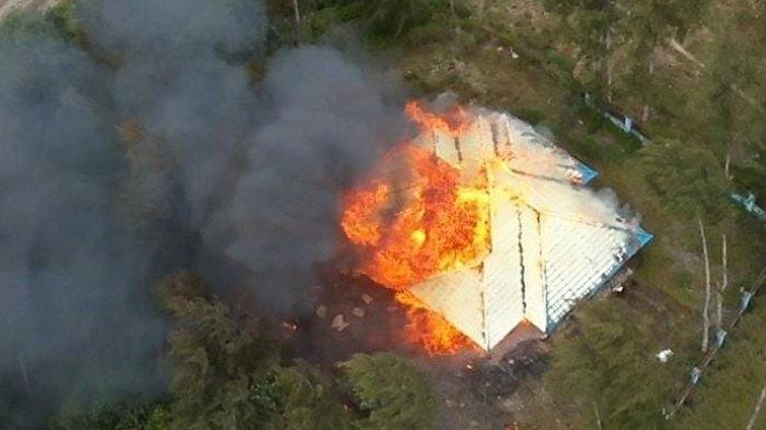 ampak rumah dinas milik Pemkab Intan Jaya yang diduga dibakar KKB, Minggu (21/1/2024).