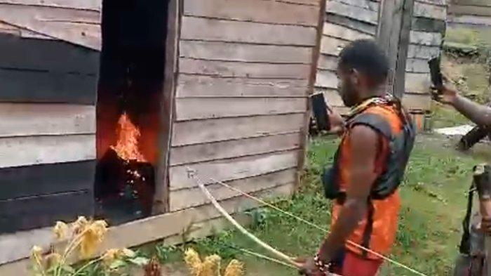 Tampak rumah pelaku pemalakan dan penganiayaan di Kampung Gerbang Sadu, Nabire, Papua Tengah, pasca dibakar keluarga korban.