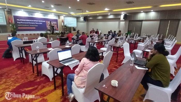 Direktur Utama Yayasan Kitong Bisa Foundation (KBF), Johanes Faidiban saat memberi sambutan dalam pembukaan Pelatihan Policy Bootcamp Tahun 2023.