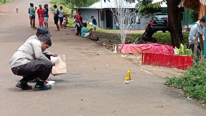 Polisi saat melakukan olah tempat kejadian perkara (TKP) meledaknya bom di rumah Pengurus Majelis Pertimbangan Organisasi Aliansi Jurnalis Independen Indonesia (AJI) dan juga jurnalis senior di Papua, Victor Mambor pada, Senin (23/1/2023) dini hari di Kota Jayapura.