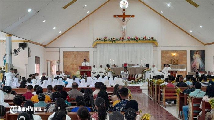 Pastor Stevanus Mahuze Pr memimpin misa perdananya di Gereja Paroki Sang Penebus Kampung Baru, Merauke, Papua Selatan.