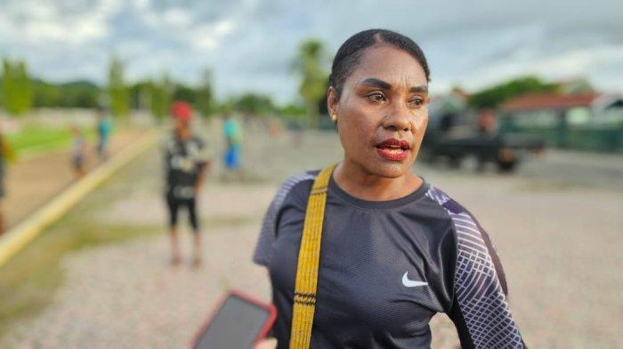 Kepala Distrik Teluk Kimi, Nabire, Kostantina Warai ajak seluruh masyarakat ikut menyukses Turnamen sepak bola antar distrik.