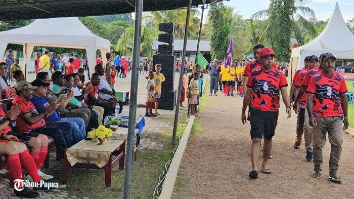 Pemkab Nabire turunkan puluhan personel satuan Satpol-PP untuk mengamankan pelaksanaan turnamen sepak bola antar distrik di Lapangan Sapta Marga, Kodim 1705, Karang Tumaritis, Nabire.