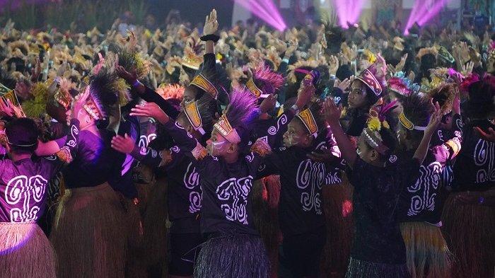 Tampak ribuan anak dari Kota dan Kabupaten Jayapura pecahkan Rekor Muri tampilkan tari kolosal di puncak peringatan Hari Anak Nasional (HAN) 2024 yang berlangsung di Istora Papua Bangkit, Kabupaten Jayapura, Papua pada Selasa (23/7/2024).