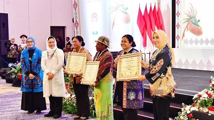 Momen saat Dekranasda Papua Tengah menerima pengharagaan usai pameran Forum Peningkatan Kompetensi Pelaku Usaha Kecil dan Menengah (Forum PKP UMKM) di Hotel Suni Abepura, Kota Jayapura, Papua (Foto: Humas Pemprov Papua Tengah)